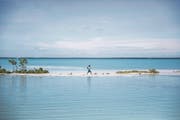 Der Schulweg dieses Buben führt über Sandbänke, die fast schon im Wasser versunken sind. (Bild: Imago/Urs Wälterlin)