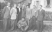 Acht von zehn Mitgliedern der Pongobande um 1945 (von links): Franz Blum, Vinzenz Blum, Albert Steinmann, Anton Geiser, Anton Steinmann, Hans Büchler, Fritz Geiser. Sitzend: Franz Geiser. (Bild: Archiv Stephan Vonesch)