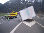 Eine Windböe legte den Anhänger eines Lieferwagens auf die Seite. (Bild: PD)
