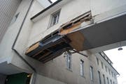 Die Überführung wurde stark beschädigt. (Bild: Zuger Polizei (Unterägeri, 21. Dezember 2017))