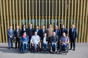 Hinten, von links: Staatsschreiber Lukas Gresch-Brunner, Regierungsrat Paul Winiker, Mario Gyr, Regierungsrat Reto Wyss, Michael Schmid, Regierungspräsident Marcel Schwerzmann, Simon Schürch, Regierungrat Robert Küng, Sportmoderator Sascha Ruefer, Regierungsrat Guido Graf. Vorne, von links: Nicole Häusler, Marcel Hug, Manuela Schär, Beat Bösch, Tobias Lötscher. (Bild: pd)