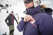Eine Wintersportlerin mit ihrem Swiss Pass auf der Piste. (Bild: Manuela Jans-Koch (Engelberg, 21. Dezember 2017))