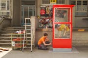 Mitarbeiter der Monosuisse AG geben der Telefonzellen-Bibliothek den letzten Schliff. (Bild: pd)