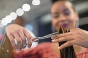 Im Coiffeur-Gewerbe sollen die Mindestlöhne für Angestellte im dritten bis zum fünften Dienstjahr steigen. (Bild: Getty)