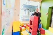 Geschäftsführer Armin Müller in den neuen Räumen der Sonderschule Mariazell in Beromünster. Bild: Roger Grütter (Beromünster, 18. Oktober 2016)