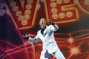 Seinen Stil hat er in den 25 Jahren sanft der Zeit angepasst, das Lächeln hat er aber stets behalten: DJ Bobo bei einem Konzert in Luzern. (Bild: Pius Amrein (Luzern, 7. Juni 2012))