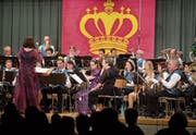 Mottogetreu sind auch die Kleider: die Menzinger Musiker auf der Bühne in der Schützenmatt. (Bild: Maria Schmid (Menzingen, 25. März 2017))