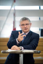 Charles Juillard (53), Präsident der Konferenz der Finanzdirektoren.Bild: Stefan Meyer/Keystone (Delémont, 28. Juni 2016)