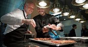 Küchenchef Johan Breedijk (links) und Gastkoch Rafael Martinez bereiten die Fleischstücke vor. (Bilder: Corinne Glanzmann (Luzern, 26. März 2018))