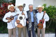 Der Obwald-Intendant Martin Hess (dritter von links) mit der mexikanischen Band Trio Guardianes de la Huasteca. (Bild: Claudia Curiel)