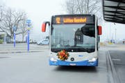 Auch im Jahr 2017 waren die Busse der VBL mit Blumen auf der Front unterwegs. (Bild: PD)