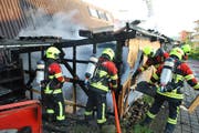 Die Feuerwehr löscht die letzten Glutnester und entfernt die Holzkleidung. (Bild: www.frsursee.ch)