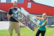 Die beiden Zuger Roman Landolt (rechts) und Bettina Schmidle haben einen Dokumentarfilm über ghanaische Strassenkinder gedreht. Gestern haben sie den Film im Hünenberger Kultursilo gezeigt. (Bild: Maria Schmid)