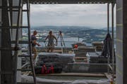 Im Sommer 2017 ist Eröffnung: Die Arbeiten am Hotel Palace auf dem Bürgenstock sind in vollem Gange. Die drei alten Säle werden restauriert – derzeit sind hier Stuckateure am Werk. (Bild: Nadia Schärli / Neue LZ)