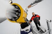 Karl Lustenberger, Direktor der Sörenberg Bahnen, bei der künstlichen Beschneiung mit einer Schneekanone im November 2010. (Bild: Archiv Neue LZ)