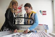 Andrea Weber Marin (links) mit ihrer Mitarbeiterin Françoise Adler an der Dafat-Druckmaschine. (Bild: Hochschule Luzern)