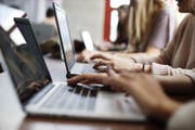 Lehrer und Schüler müssen ihre Computer speziell einrichten, wenn sie diese an den Luzerner Schulen einsetzen wollen. (Bild: Stefan Kaiser)