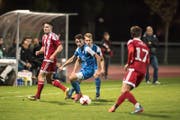 Simoni Ambroz vom FC Hergiswil tanzt sich durch die Sarner Abwehr. (Bild: Nadia Schärli (Sarnen, 4. November 2017))