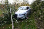 Das Auto kam erst in der Apfelplantage zum Stillstand. (Bild: Luzerner Polizei)