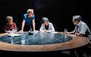 Stammtischrunde im Kleintheater: Julia Schmidt, Jürg Plüss, Prisca Gaffuri, Patric Gehrig. (Bild: PD/Ingo Höhn)