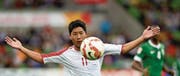 Il-Gwan Jong im Dress der nordkoreanischen Nationalmannschaft – und bald im Dress des FC Luzern? (Bild: Mal Fairglough/AP (Melbourne, 14. Januar 2015))