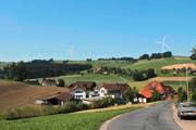 So könnte der Windpark auf dem Schönenthül in der Gemeinde Fischbach dereinst aussehen. (Bild: Visualisierung PD)