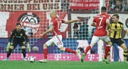 Arjen Robben (Nr. 10) kommt von rechts und erzielt mit links das 3:1. (Bild: Andreas Gebert/Keystone (München, 8. April 2017))