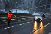 Die Schwyzer Polizei bei der Lichtkontrolle. (Bild: Schwyzer Polizei)