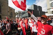 Vor dem Schweizerhof gingen während des Fussballspiels die Emotionen hoch – in erster Linie die euphorischen. (Bild: Jakob Ineichen / Neue LZ)