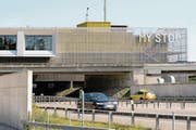 Heute gibt es auf der Autobahn keinen Alkohol zu kaufen. Dies soll sich nach dem Willen der Nationalratskommission ändern. (Bild: Walter Bieri/Keystone (Affoltern am Albis, 26. Juni 2014))