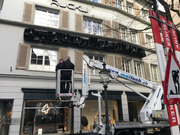 Das Glockenspiel an der Bahnhofstrasse 22 in Luzern bei der Installation. Am 13. April 2017 ertönt es erstmals wieder. (Bild: PD)