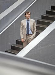 Christoph Schaltegger, hier zu sehen im Treppenhaus der Universität Luzern, wagt zu bezweifeln, dass das Rentenalter 65 der Weisheit letzter Schluss ist. (Bild Pius Amrein)