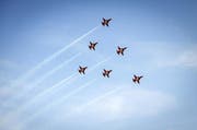 Die Flugstaffel Patrouille Suisse der Schweizer Armee im April 2012 über Emmen. (Bild: Archiv / Neue LZ)