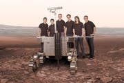 Maxon-Lehrlinge mit dem fast fertigen Modell des ExoMars-Rovers. (Bild: PD)