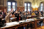 Eine Abstimmung im Grossen Stadtrat vom Dezember 2009. (Bild Boris Bürgisser/Neue LZ)