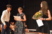 An der Maturafeier der Klassen 6g-6l wurden zwei herausragende Maturaarbeiten ausgezeichnet: Nathalie Bühlmann, rechts, erhielt den schulinternen Preis für eine herausragende Maturaarbeit aus dem Bereich der Geisteswissenschaften, während Jan Schärer, links, für seine Maturaarbeit mit dem Titel «Aylan Kurdi. Eine medienethische Analyse des Pressebildes eines auf der Flucht ertrunkenen Flüchtlingskindes» aus den Händen von Monika Jakobs den «Luzerner Religionspreis 2017» der Universität Luzern entgegennehmen konnte. (Bild: Benno Bühlmann)