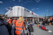 Die Situation vor dem Einkaufszentrum in Ebikon. (Bild: Pius Amrein)