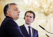 epa06485933 Austrian Chancellor Sebastian Kurz (R) and Hungarian Prime Minister Viktor Orban (L) at a press conference after their meeting in Vienna, Austria, 30 January 2018. Orban is on a visit to Austria to meet with main politicians from the ruling parties' coalition. EPA/LISI NIESNER (Bild: Lisi Niesner / EPA / Keystone (Wien, 30. Januar 2018))