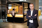 Markus Rüttimann vor seinem Losstand im Bahnhof Luzern. Er hat einen langen Rechtsstreit verloren. (Bild Philipp Schmidli)