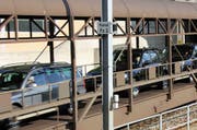 Ein Zug der Matterhorn-Gotthard-Bahn verlässt den Furka-Tunnel in Richtung Realp. (Bild: René Meier / Luzernerzeitung.ch (Archiv))