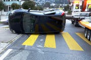Das eine Unfallauto kippte und blieb auf der Seite liegen. (Bild: Luzerner Polizei)