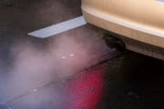Vier Autofahrer gaben mit ihren getunten Autos so lange Gas, bis die Polizei einschritt (Symbolbild). (Bild: Keystone / Gaetan Bally)