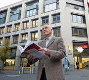 Josef Stöcklis Leben und Werk ist in Buchform erschienen. Der «Laubenhof» im Hintergrund gehört zu seinen grossen Bauprojekten im Kanton Zug. (Bild: Maria Schmid (Zug, 21. November 2017))
