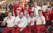 Sechs Medaillen für die Zentralschweiz an den Berufsmeisterschaften in Abu Dhabi: Cédric Achermann (von links, hintere Reihe), Fabien Gyger (Kanton Bern), Simon Furrer, Maurus von Holzen (von links, vorne), Benjamin Räber, Nils Bucher und Marco Michel. (Bild: Swiss Skills/Michael Zanghellini (Abu Dhabi, 19. Oktober 2017))