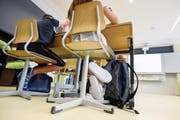 Der Lehrplan 21 soll den Bildungsrucksack der Schüler angleichen. (Bild: Salvatore Di Nolfi/KEY)