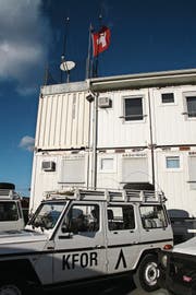 An den Fahnen ist zu erkennen, zu welchem Land die Container im KFOR-Camp Film City in Pristina gehören. (Bild: Katharina Brenner)