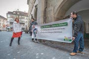 Zwei Mitglieder der SVP Ebikon protestieren vor dem Regierungsgebäude gegen die Verlängerung der Buslinie 1 und gegen den Bau eines Bushubs. Links im Bild ist VBL-Verwaltungsratspräsidentin und CVP-Kantonsrätin Yvonne Hunkeler. (Bild: Pius Amrein (Luzern, 29. Januar 2018))