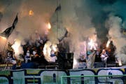 Der Einsatz von Pyrotechnik ist der häufigste Grund für die Registrierung von Personen in der Hooligan-Datenbank. Im Bild: Anhänger des FC Luzern feuern im Mai in der Swissporarena ihren Club im Spiel gegen den FC Sion an. (Bild: Keystone/Sigi Tischler)