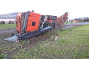 Auf der Hauptstrasse in Aesch kippte ein Lastwagen samt Anhänger auf die Seite. (Bild: PD)