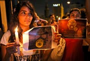 Syrische Frauen, die in der libanesischen Hauptstadt Beirut wohnen, gedenken der vielen getöteten Kinder in ihrer Heimat. (Bild: AP/Hussein Malla)